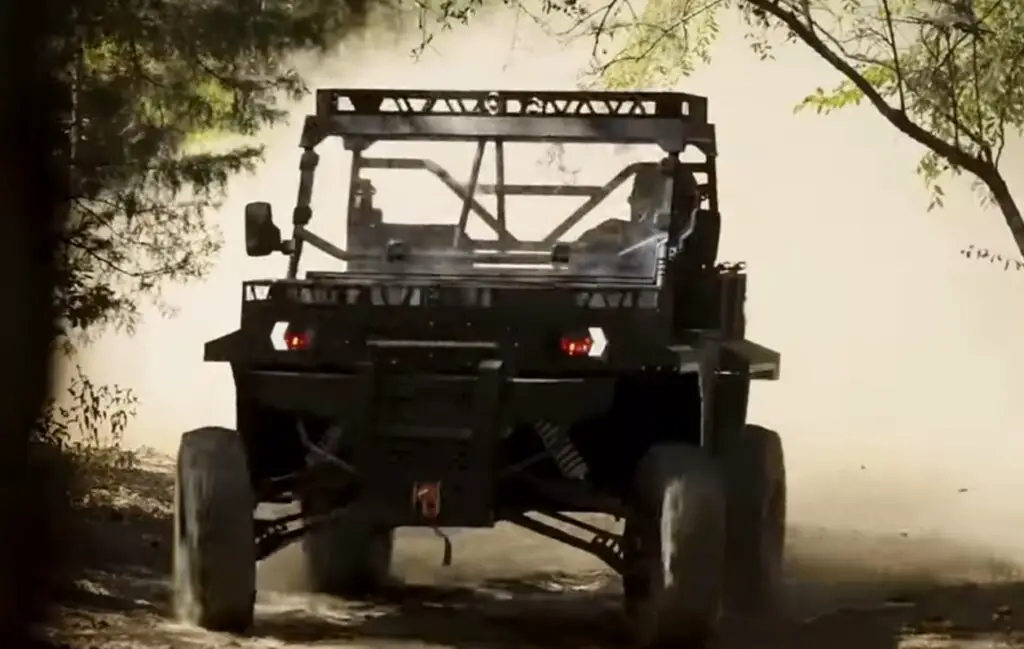What makes the cabin design of the Massimo Warrior 1000 MXD Crew ideal for large work crews?