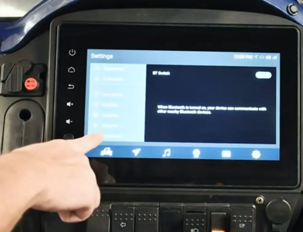 How effective is the 10-inch touch screen display of the Massimo Warrior MXU 1000?