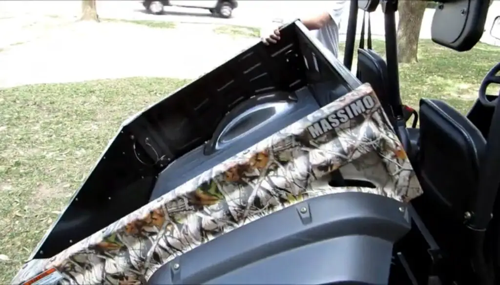 What are the benefits of the Hydraulic Assist Power Dump Bed in the Massimo alligator 700?
