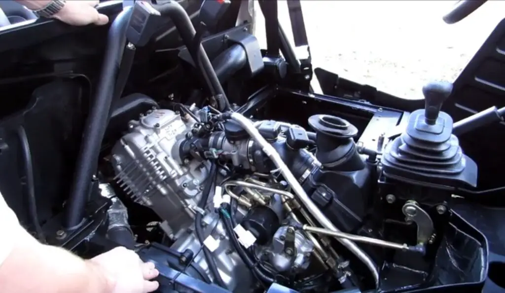 What kind of engine powers the massimo alligator 700
