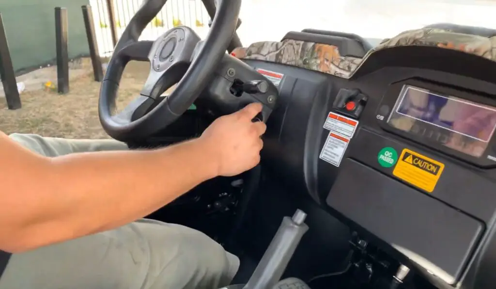 How Does the Massimo 700 UTV Compare to the Axis?